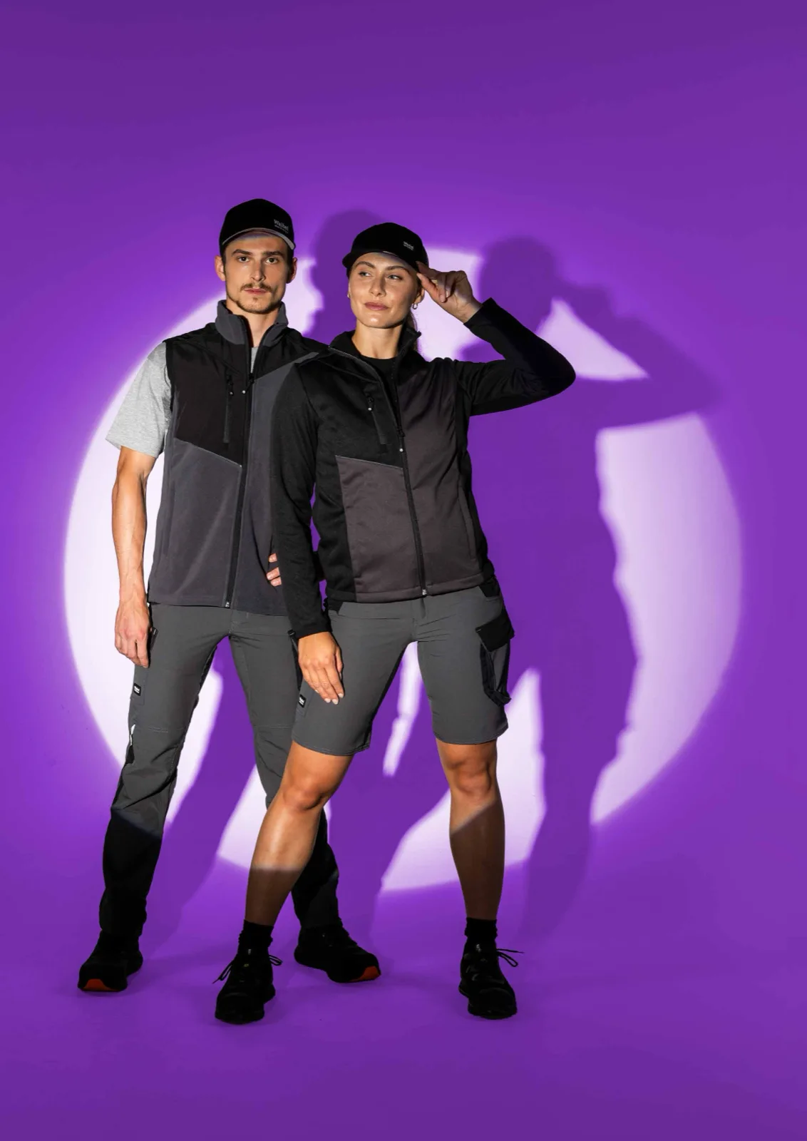 Mann und Frau in RheintalTex-Workwear im violetten Scheinwerfer-Spot