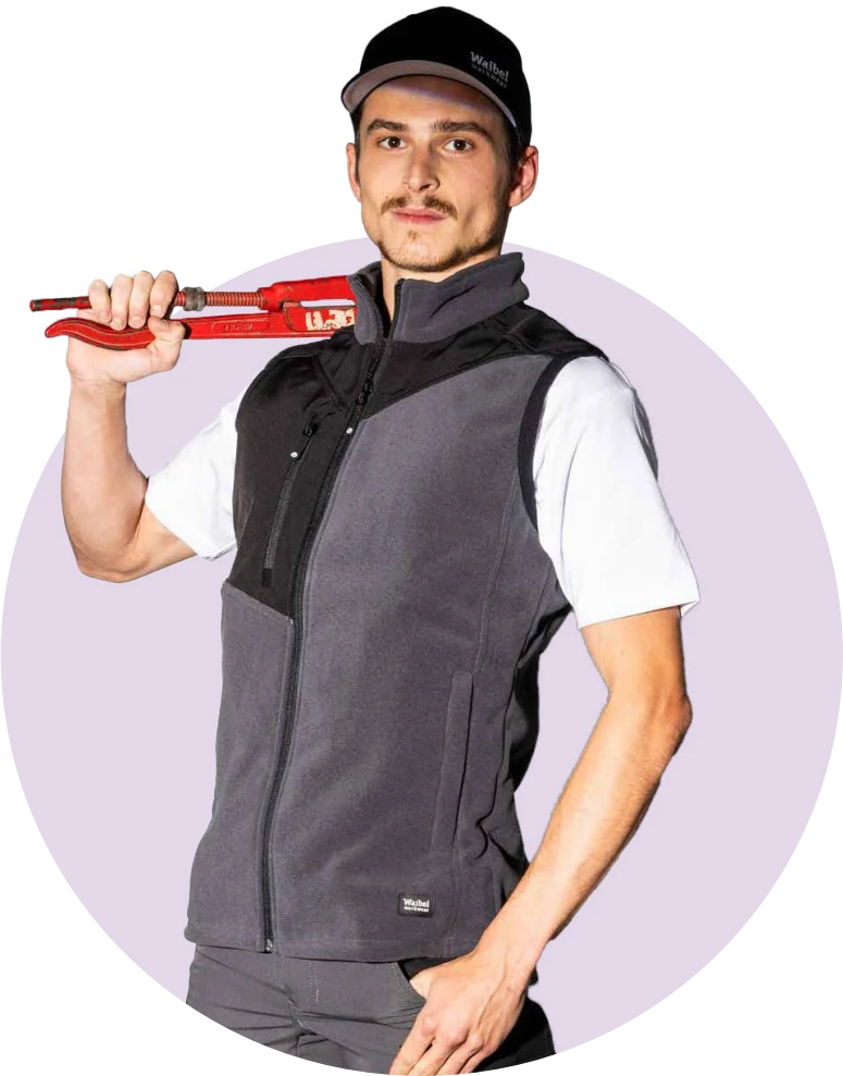 Mann mit Rohrzange über der Schulter in grauem Fleece-Gilet